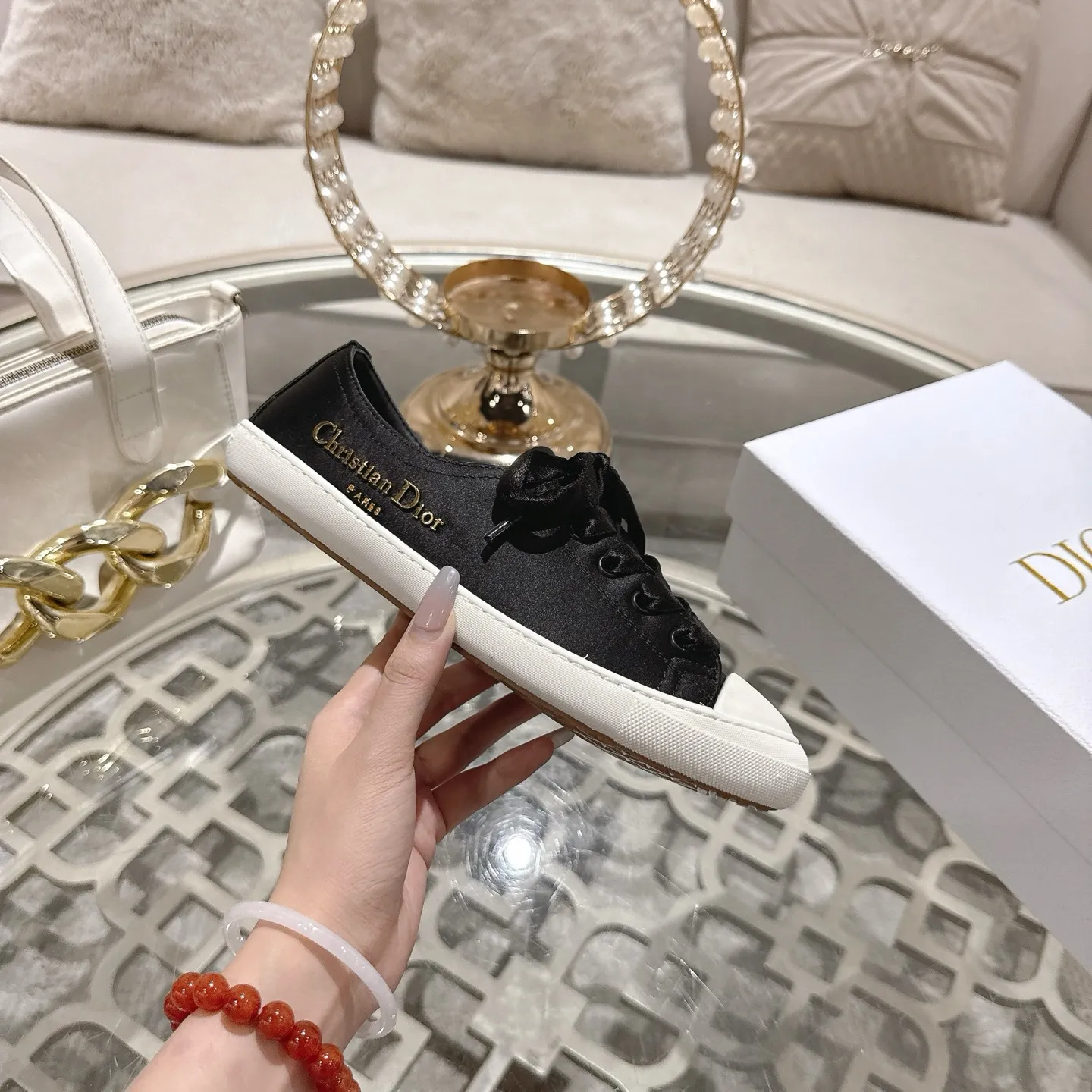 👟👟Ex-factory price 520👟👟 DIOR Dior's 2025 latest lucky satin casual shoes thin-soled shoes. Many celebrity Internet celebrities planted Chanristian Dior logo buckles. The designer really understands the needs of girls in summer. This new product Lucky thin-soled shoes are as cute as her name. The thin sole + shallow mouth design makes the whole pair of shoes very light and easy to wear. Fabric: Satin with wide satin laces of the same color. They are so beautiful that they are speechless in the sun. The soft shoe body looks like stepping on clouds with socks and culottes. It is windy and lazy when walking. It gives you the "effortless" elegance when you take a shot. Outsole: Original molded TPU outsole Size: 35-41 (41 is custom-made and cannot be returned or exchanged)